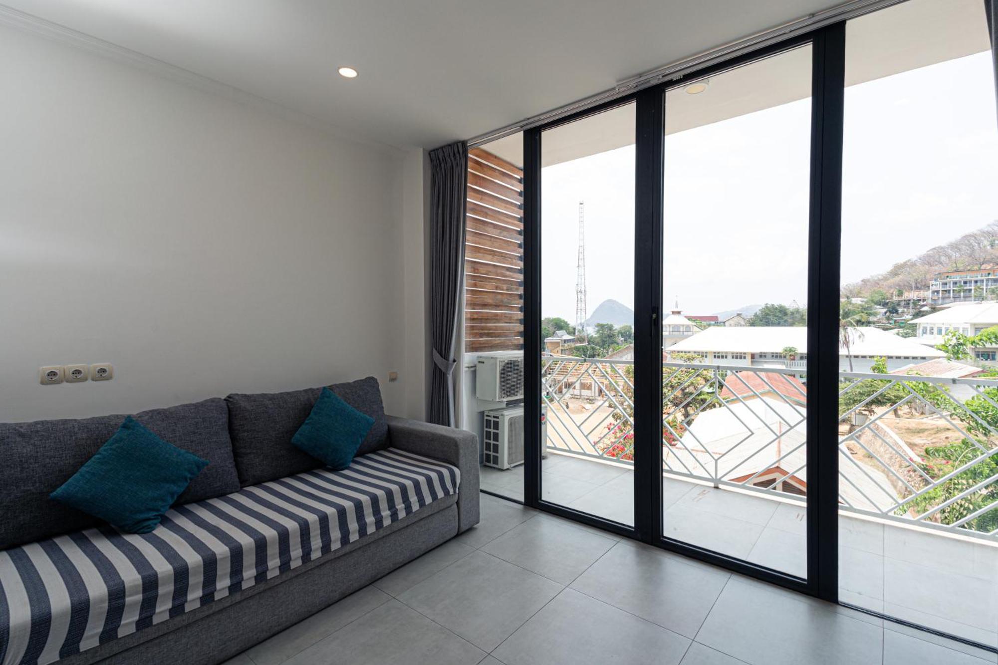 Komodo Suites Downtown Managed By Cpm Bali Labuan Bajo Exterior photo