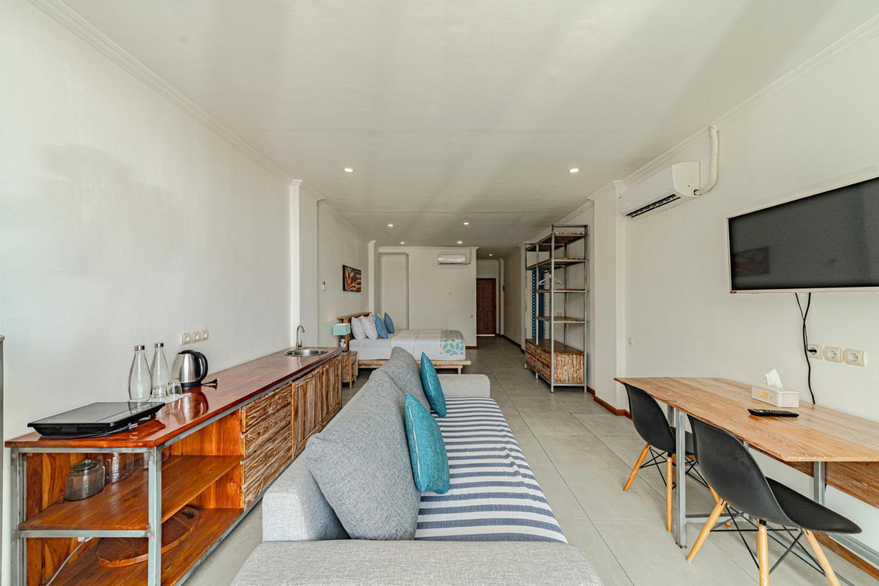 Komodo Suites Downtown Managed By Cpm Bali Labuan Bajo Exterior photo