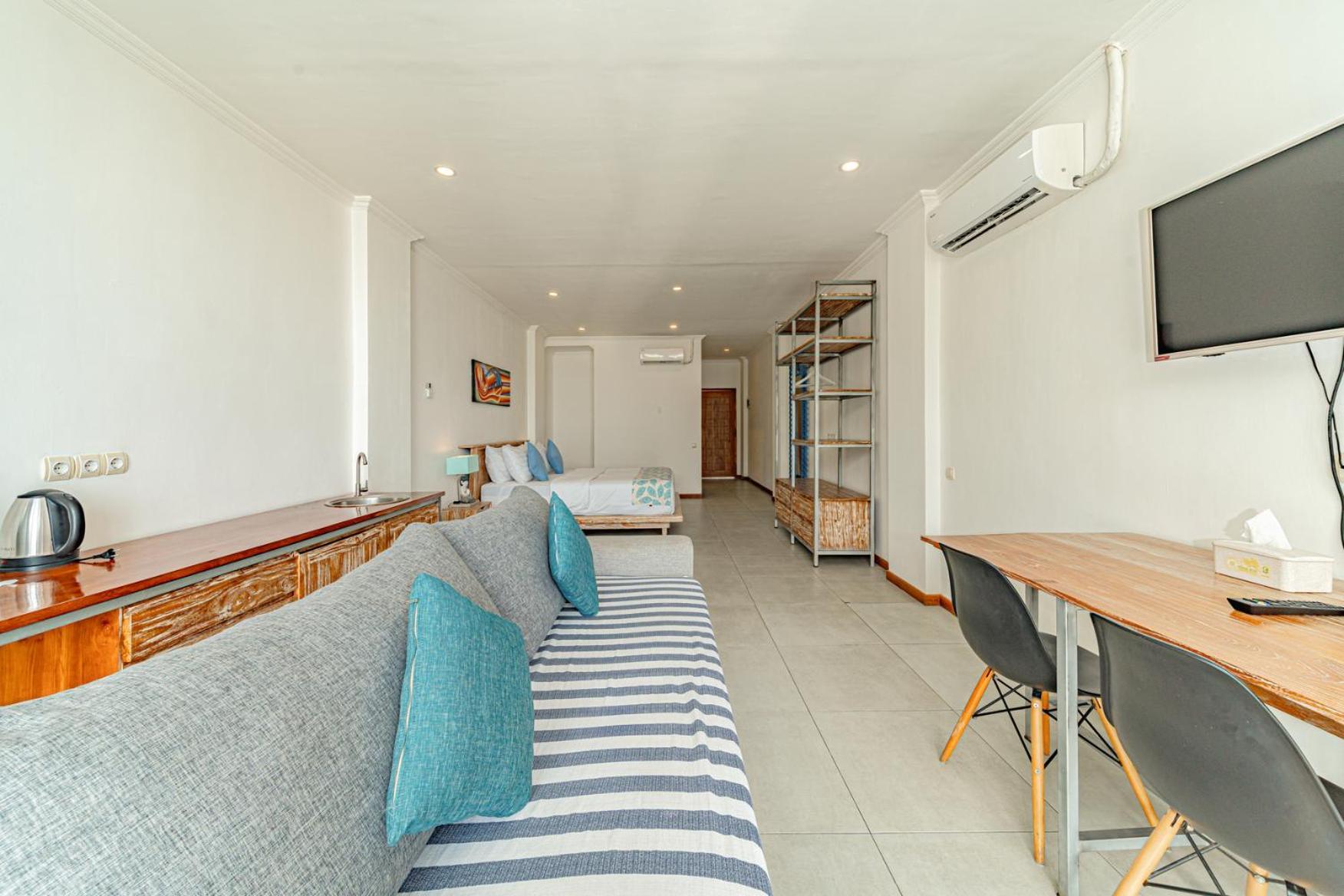 Komodo Suites Downtown Managed By Cpm Bali Labuan Bajo Exterior photo