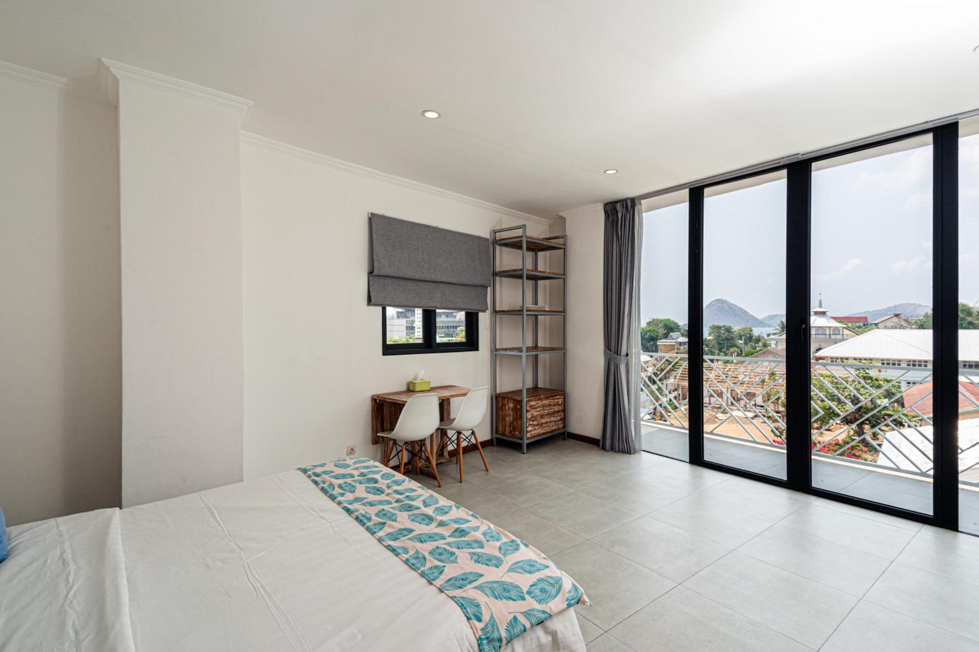 Komodo Suites Downtown Managed By Cpm Bali Labuan Bajo Exterior photo