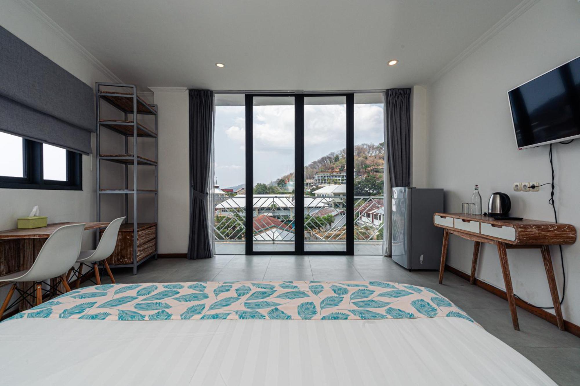Komodo Suites Downtown Managed By Cpm Bali Labuan Bajo Exterior photo