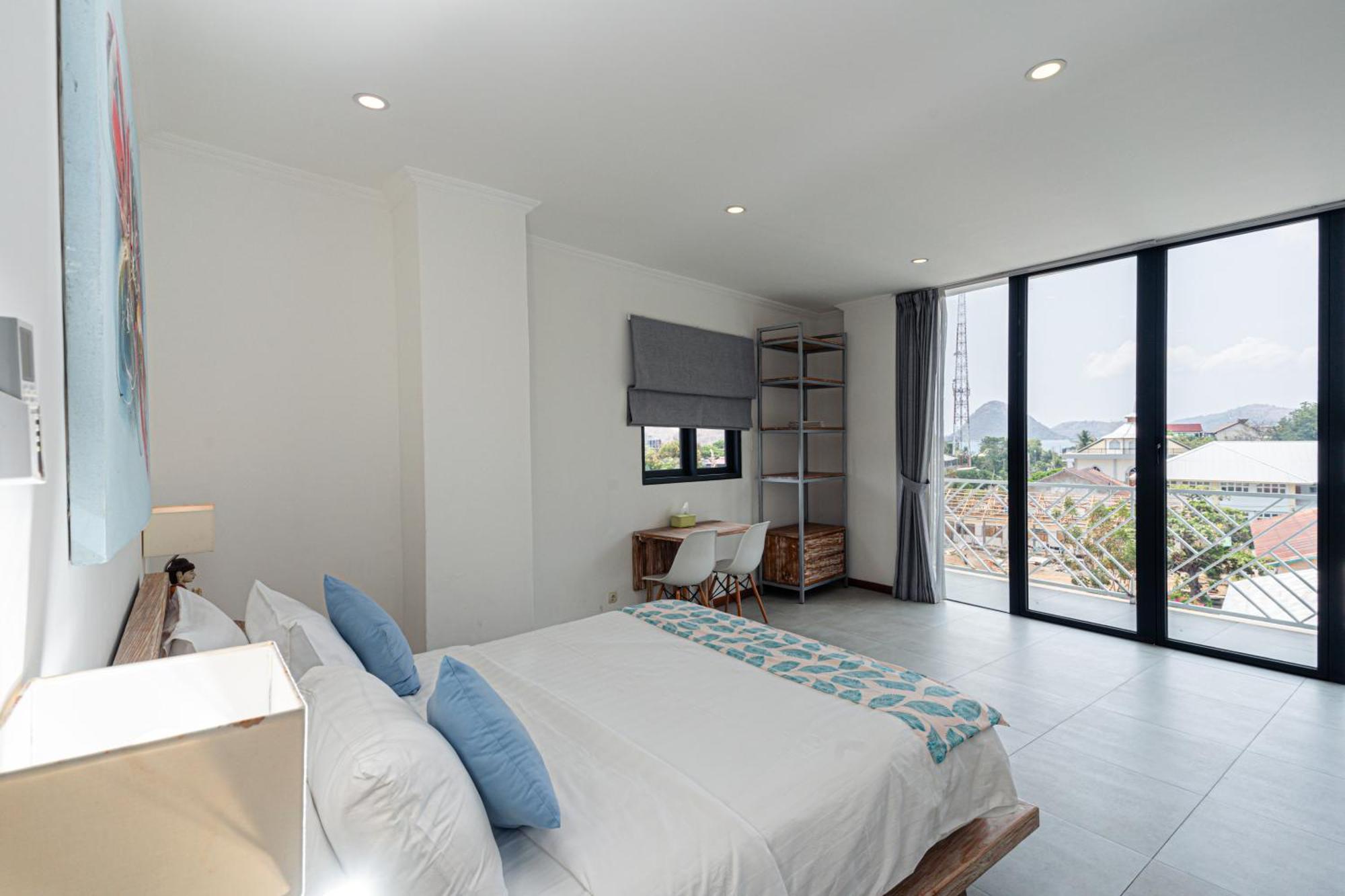 Komodo Suites Downtown Managed By Cpm Bali Labuan Bajo Exterior photo