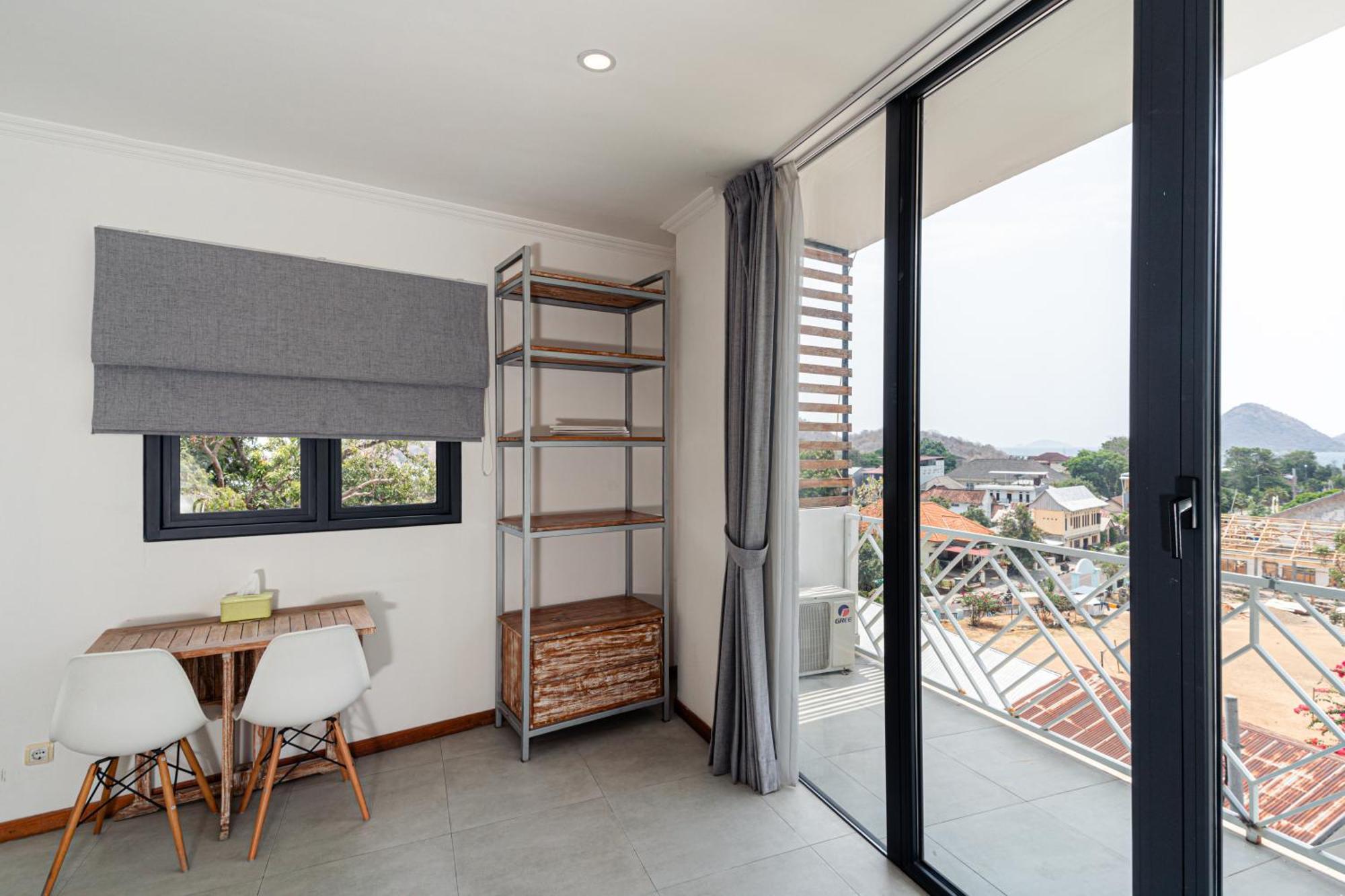 Komodo Suites Downtown Managed By Cpm Bali Labuan Bajo Exterior photo