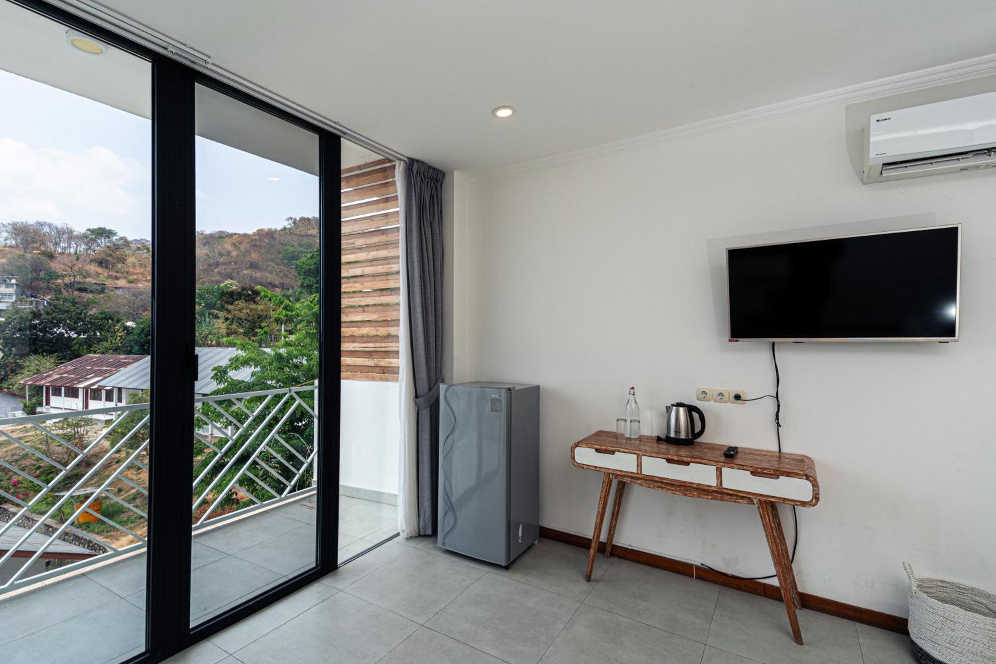 Komodo Suites Downtown Managed By Cpm Bali Labuan Bajo Exterior photo
