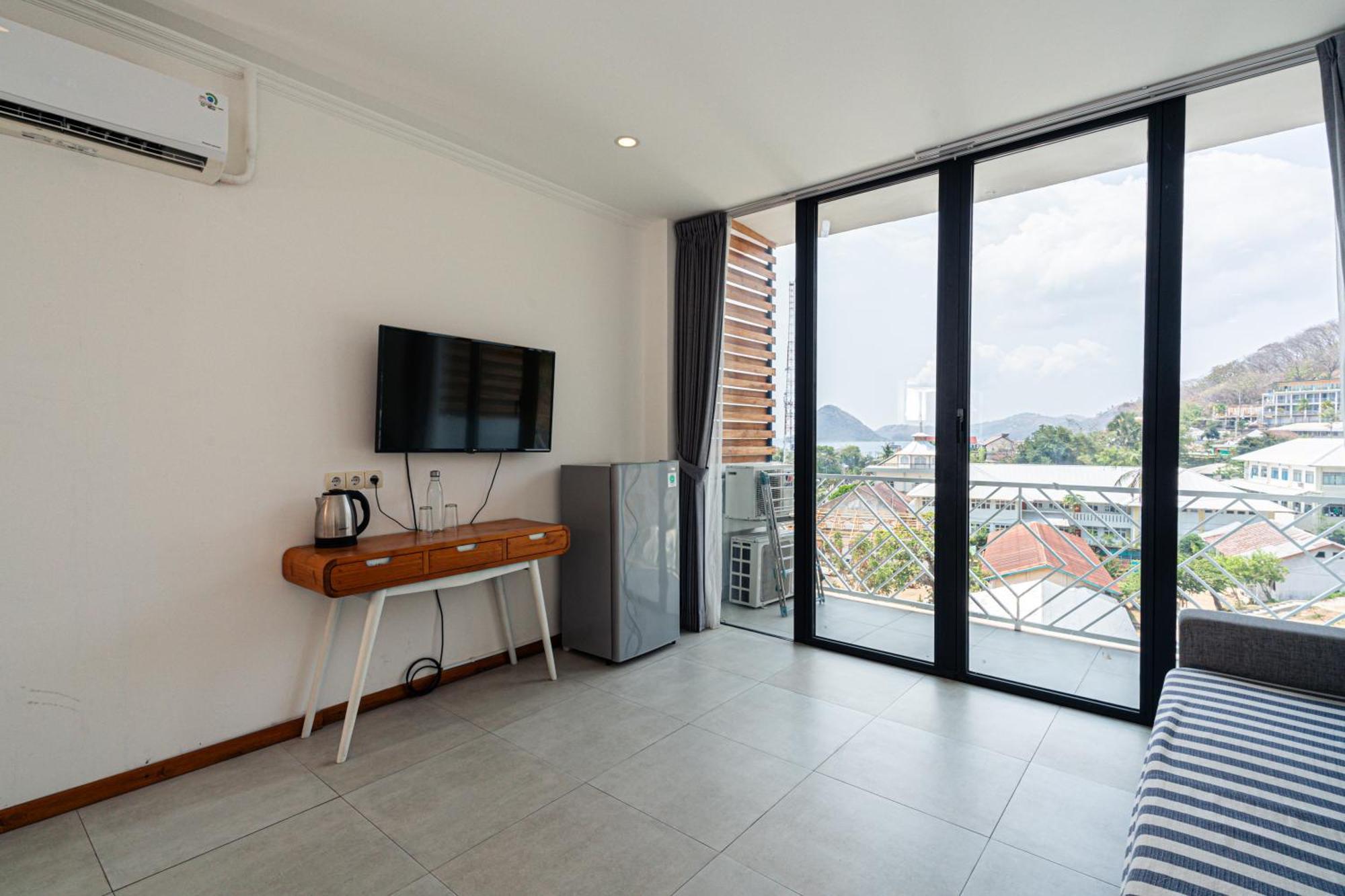 Komodo Suites Downtown Managed By Cpm Bali Labuan Bajo Exterior photo