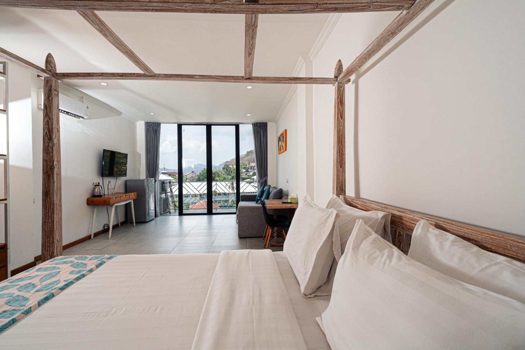 Komodo Suites Downtown Managed By Cpm Bali Labuan Bajo Exterior photo