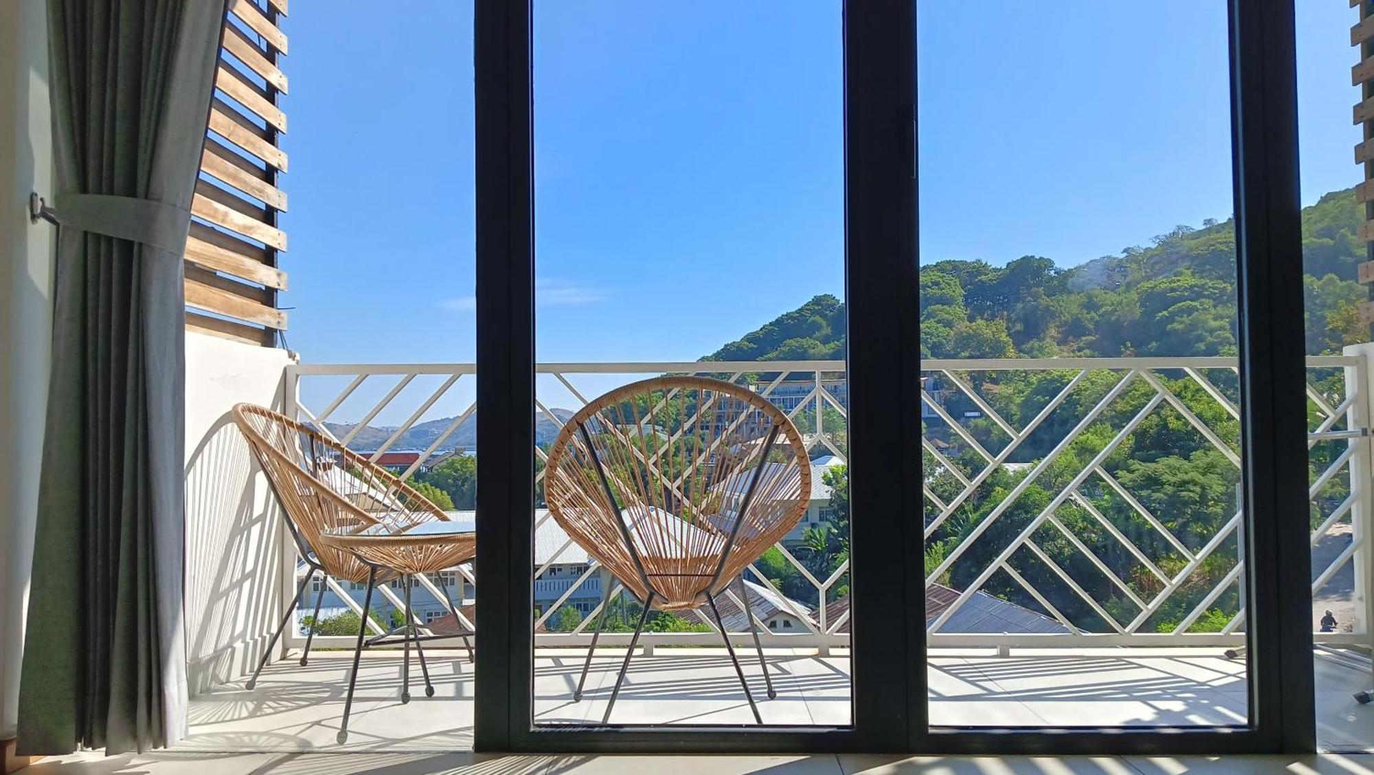 Komodo Suites Downtown Managed By Cpm Bali Labuan Bajo Exterior photo
